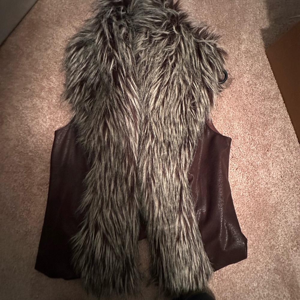 Women’s Faux suede vest with faux fur collar